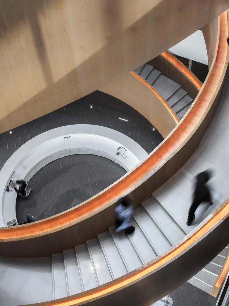 3__樓梯從前臺(tái)開始旋轉(zhuǎn)而上Stairs_start_to_spiral_up_from_the_reception_area?Sam.jpg